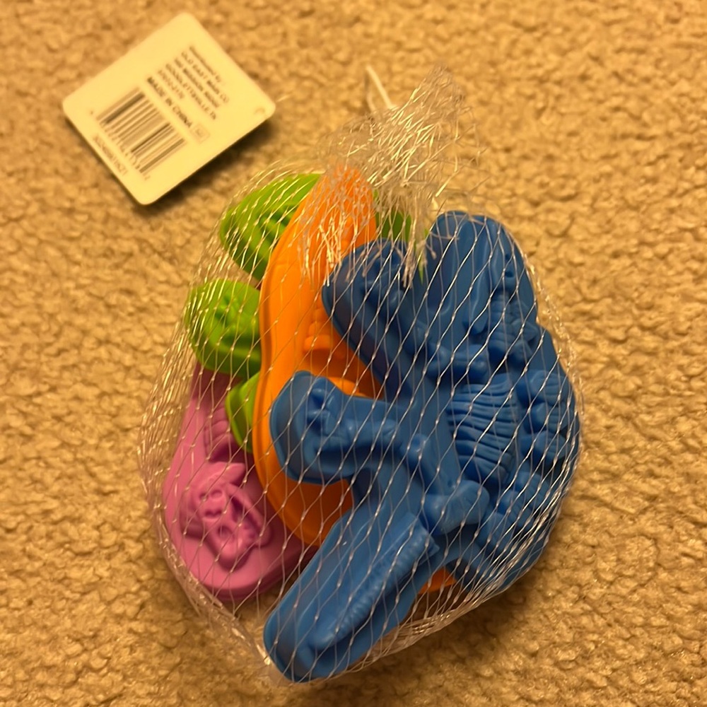 NWT 4pc Dino Sand Molds
